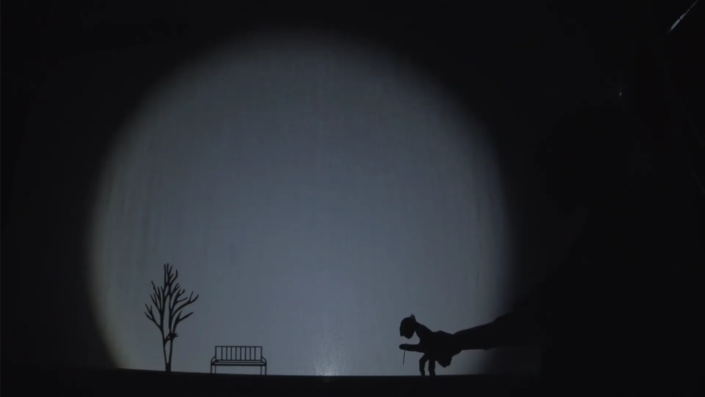 Tilpasset Skyggeshow – En Hånd Bliver til en Bedstefar i Poetisk Silhuet Hånd der danner en bedstefar i skygge – scene fra et tilpasset skyggeshow