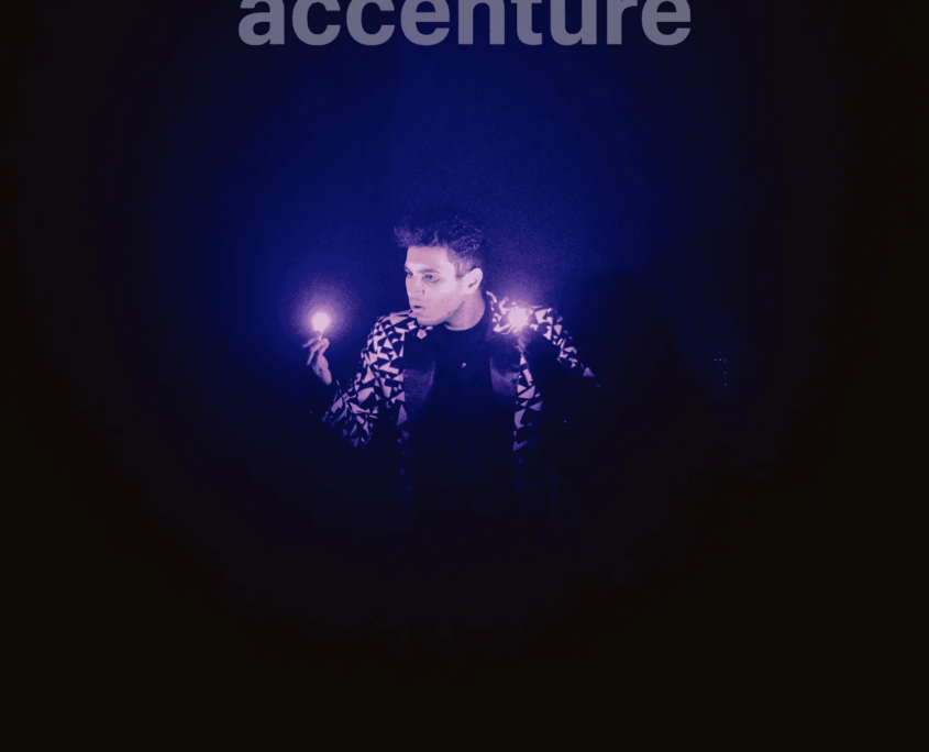 Silhouette einer Person mit ausgestreckten Armen umgeben von funkelnden Lichtern auf dunklem Hintergrund mit dem Schriftzug “accenture”