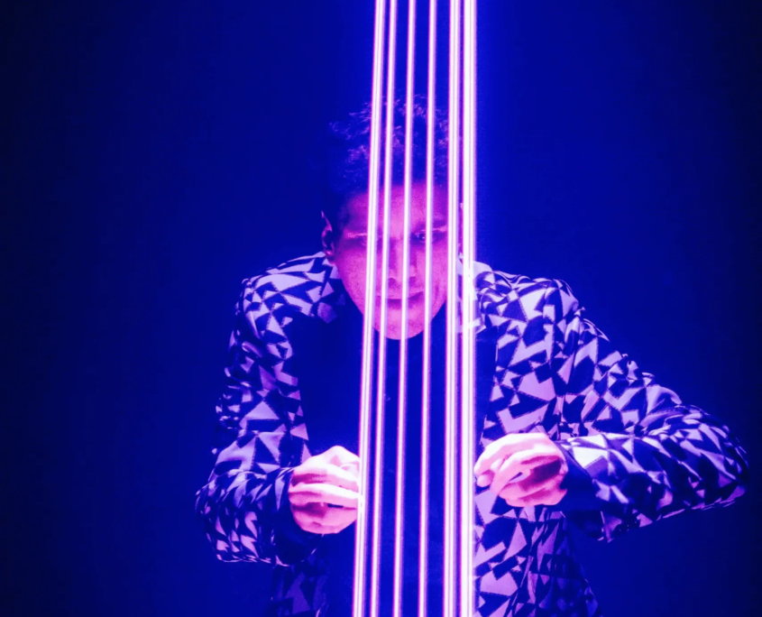 Een visueel verbluffende show waarin kunstmatige intelligentie live-ervaringen tot leven brengt