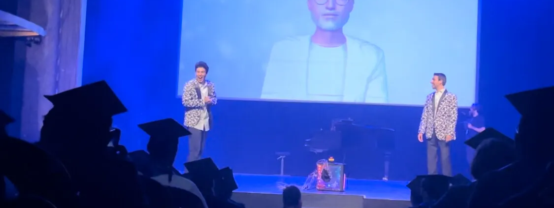 Spreker op podium met AI-visualisaties achter zich