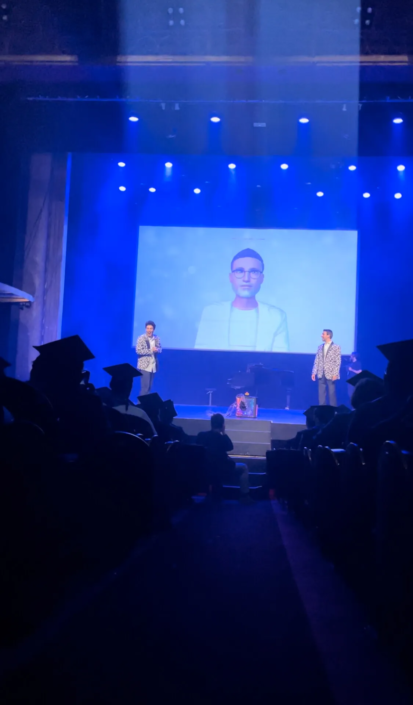 Spreker op podium met AI-visualisaties achter zich