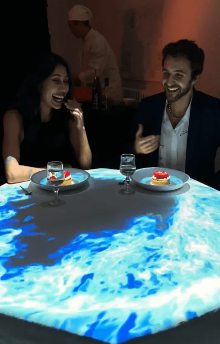 Zakelijke gasten aan een futuristische eettafel met digitale effecten