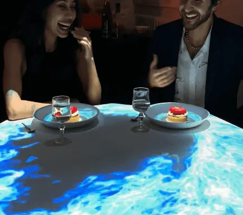 Zakelijke gasten aan een futuristische eettafel met digitale effecten