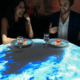 Zakelijke gasten aan een futuristische eettafel met digitale effecten
