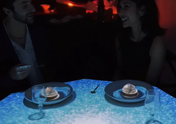 Un dîner immersif où l’art numérique transforme chaque bouchée en expérience sensorielle.