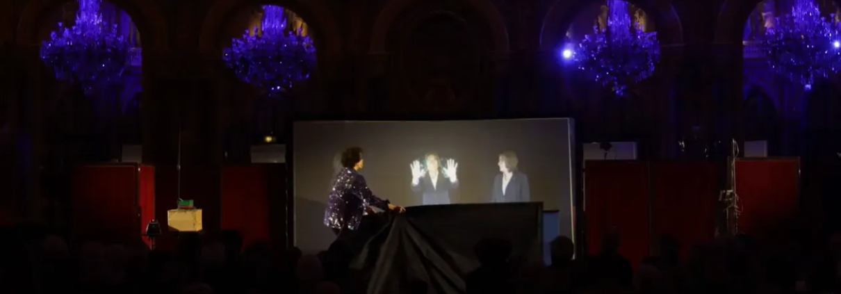 : Intervenant présentant avec une technologie numérique immersive et des visuels interactifs lors d’un événement corporate animé par Digital Show