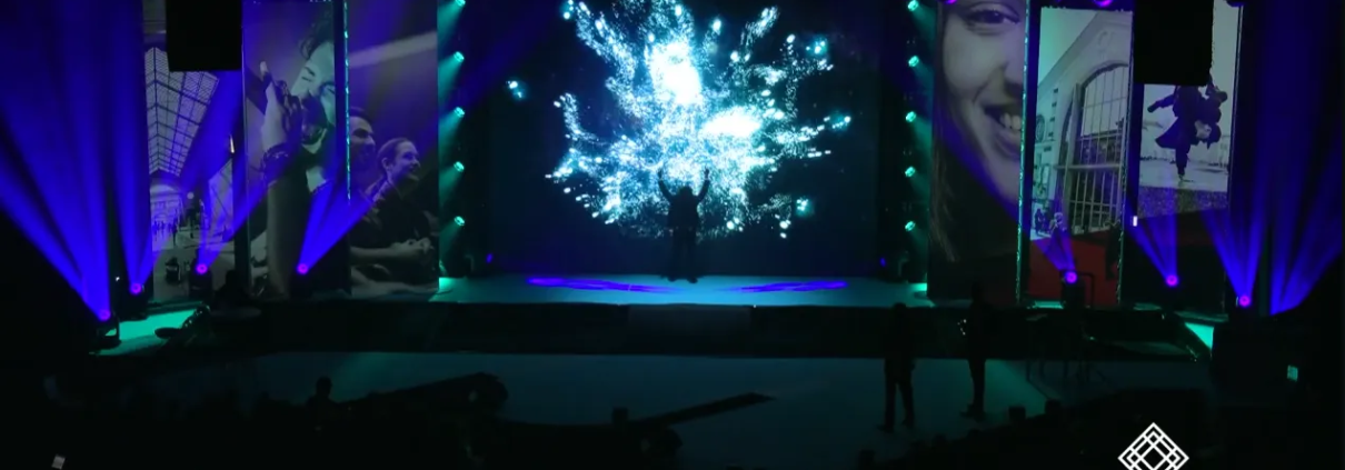 Spectacle numérique interactif innovant pour banques, alliant technologie avancée, expérience immersive et engagement client