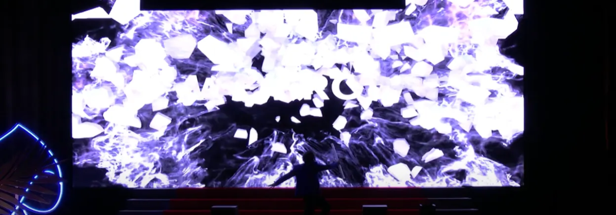 Presentazione sul palco con effetti luminosi e interazione digitale