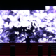 Presentazione sul palco con effetti luminosi e interazione digitale