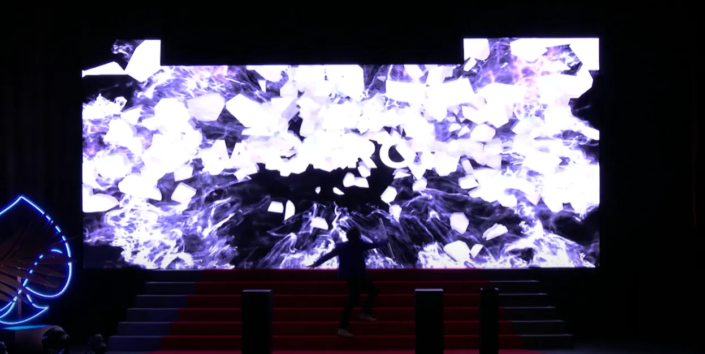 Présentation scénique avec effets lumineux immersifs et interaction numérique