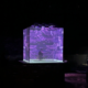 Mand i en lysende kube omgivet af lilla teknologiske visuals