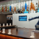 De toekomst van de horeca: een uiterst nauwkeurige robotarm die drankjes serveert in een digitale lounge.