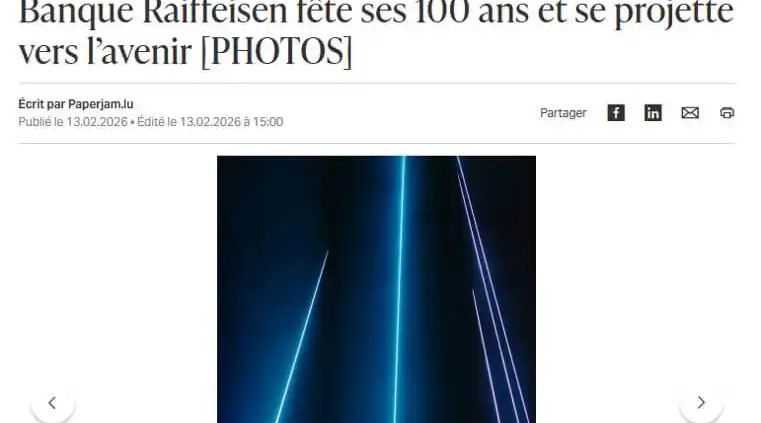 Screenshot van een artikel op Paperjam.lu met de titel "Banque Raiffeisen fête ses 100 ans et se projette vers l'avenir", geïllustreerd met een lasershow