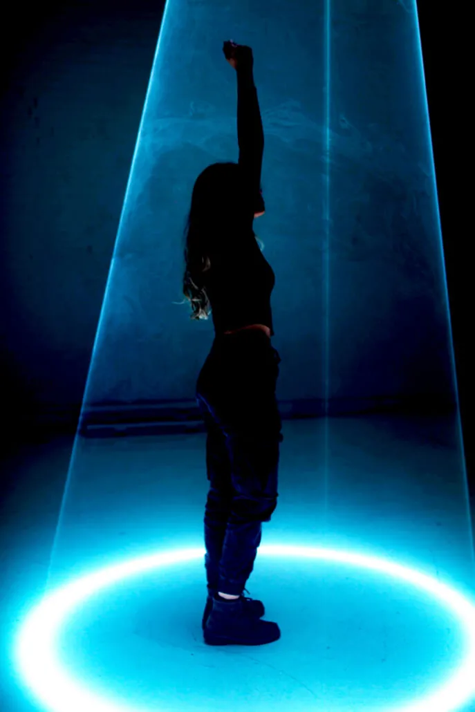 어두운 무대 위에서 두 명의 공연자가 화려한 수직 레이저 조명 사이로 역동적인 퍼포먼스를 선보이는 디지털 매직 쇼 장면